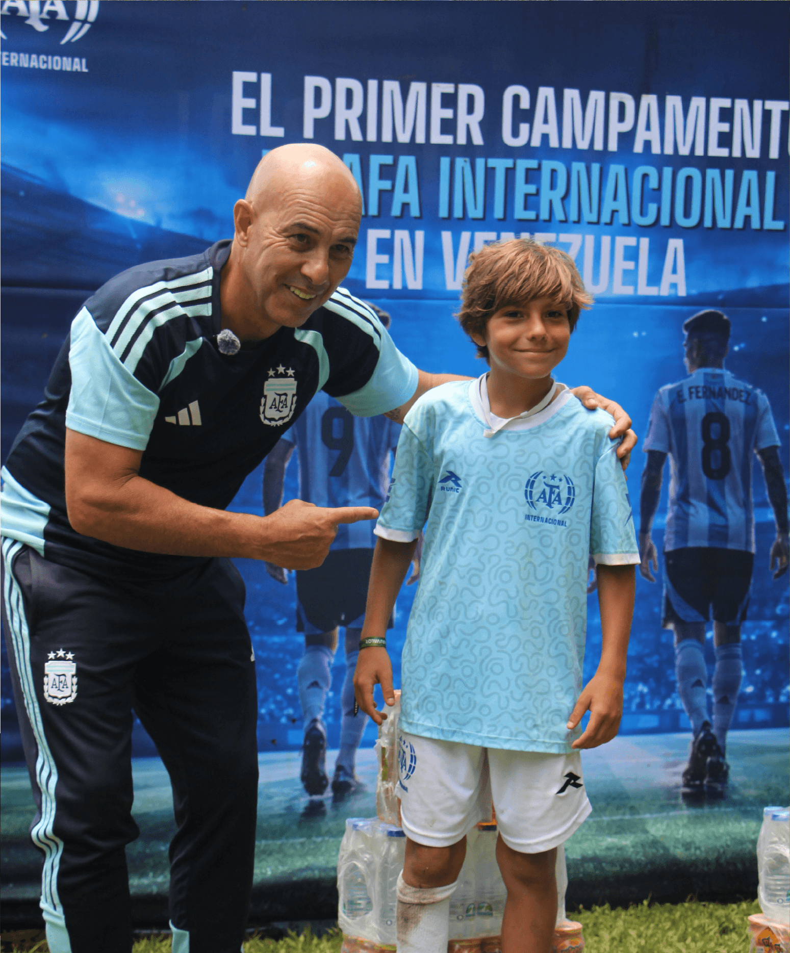 Coach de la AFA Internacional junto a un campista en el primer campamento en Venezuela