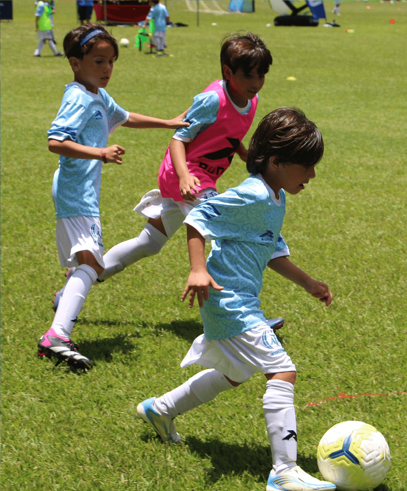 Tres campistas disputando el balón en la cancha