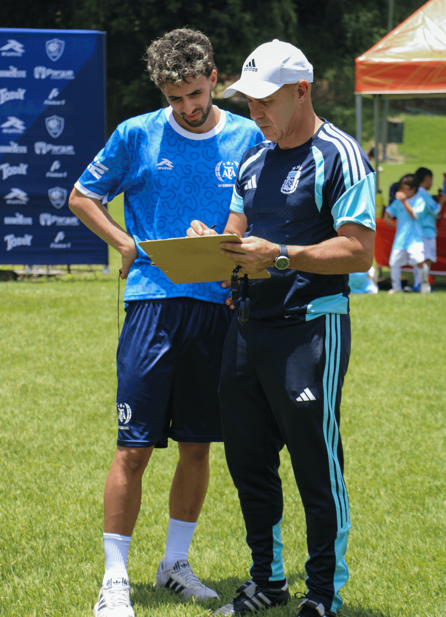 Coaches de la AFA Internacional revisando la planificación del entrenamiento