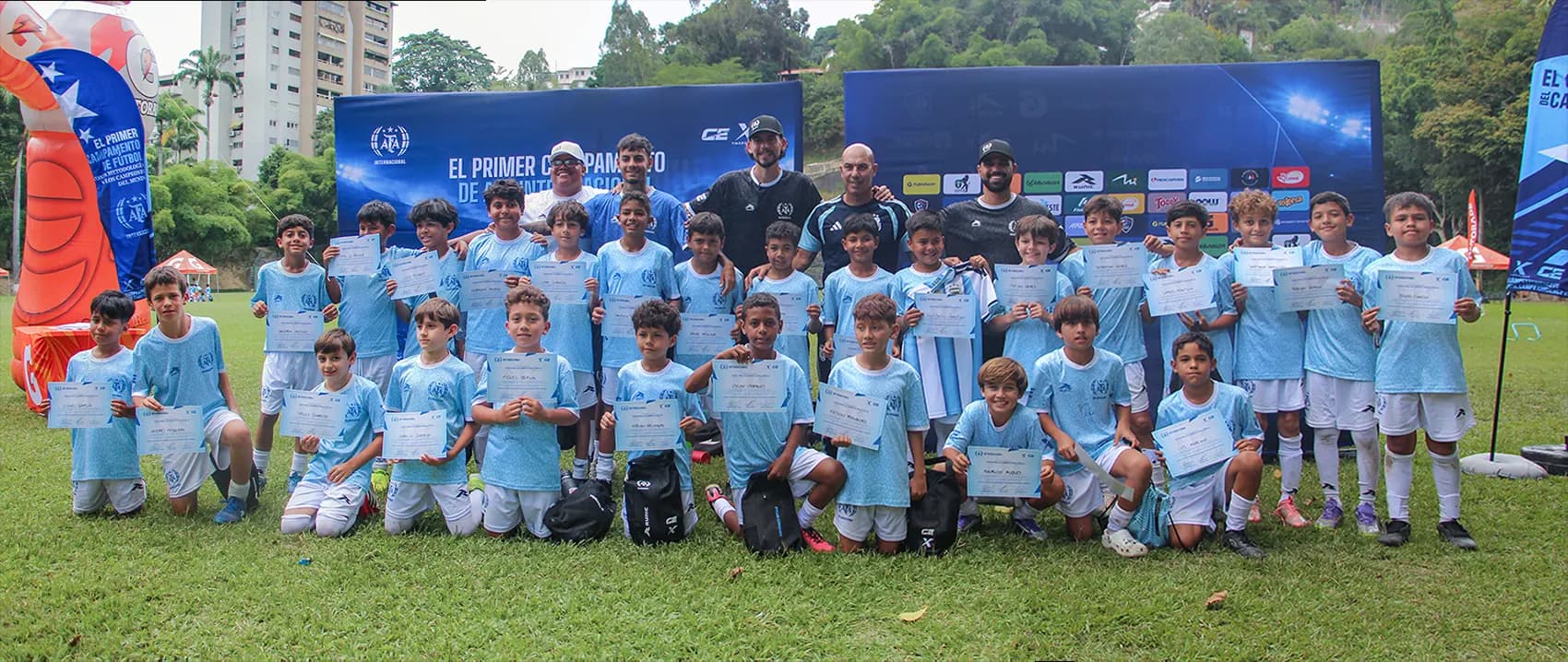 Grupo de campistas con sus diplomas junto al staff
