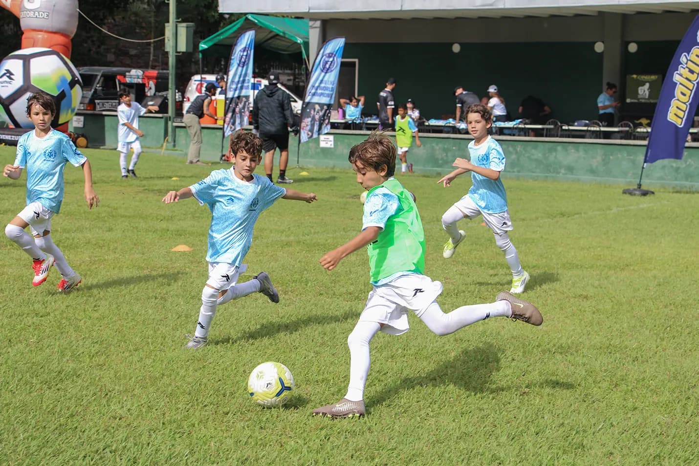 Niño rematando en un entrenamiento de Camp Experience